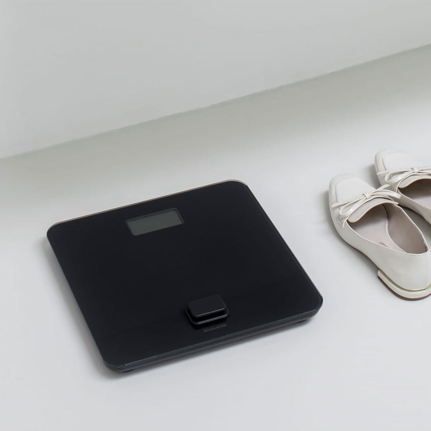 Brabantia Battery-Free Bathroom Scale Dark Grey - Image 03