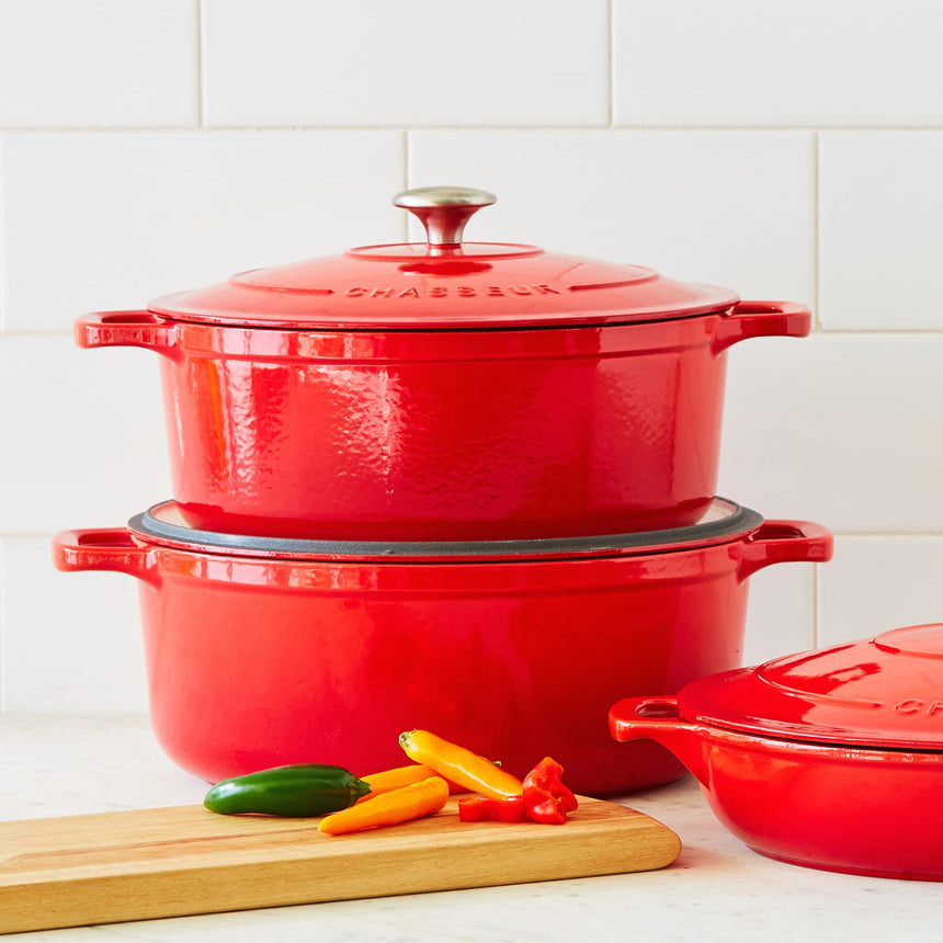 Chasseur Round French Oven 28cm - 6.1 Litre Chilli in Red - Image 03