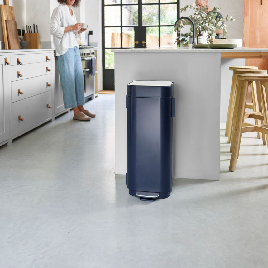 Joseph Joseph Porta EasyEmpty Pedal Bin 40L Midnight in Blue - Image 02