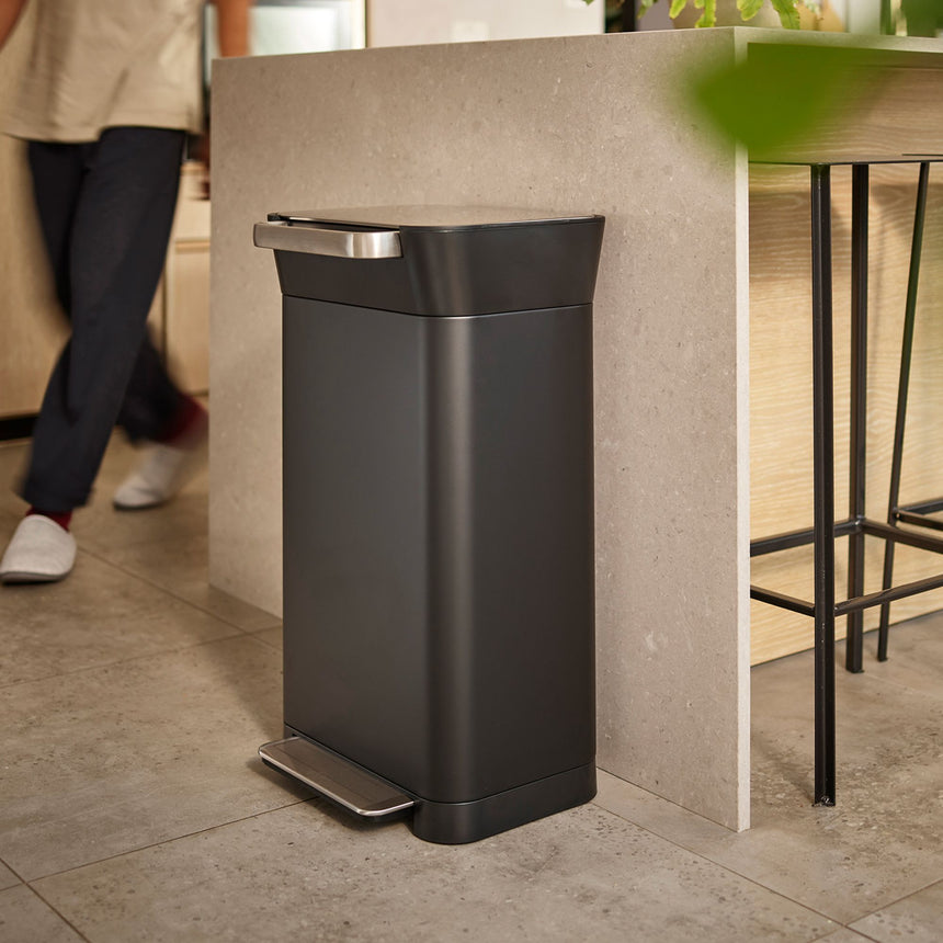 Joseph Joseph Titan Trash Compactor 30L Carbon in Black - Image 06