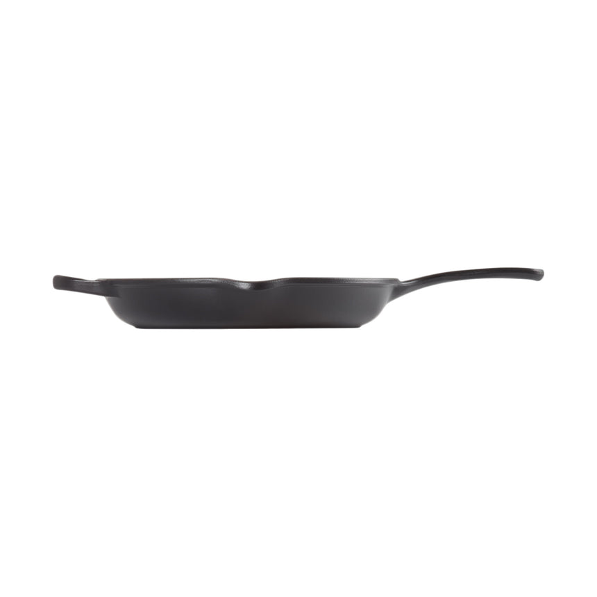 Le Creuset Signature Cast Iron Round Skillet 26cm Satin in Black - Image 03