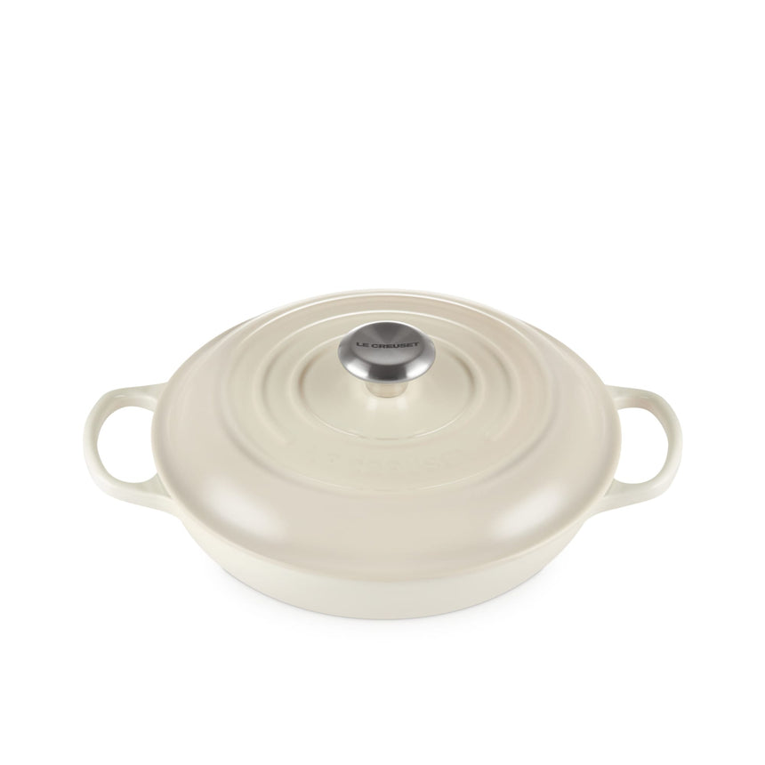 Le Creuset Signature Cast Iron Shallow Casserole Stainless Steel Knob 26cm Meringue - Image 01