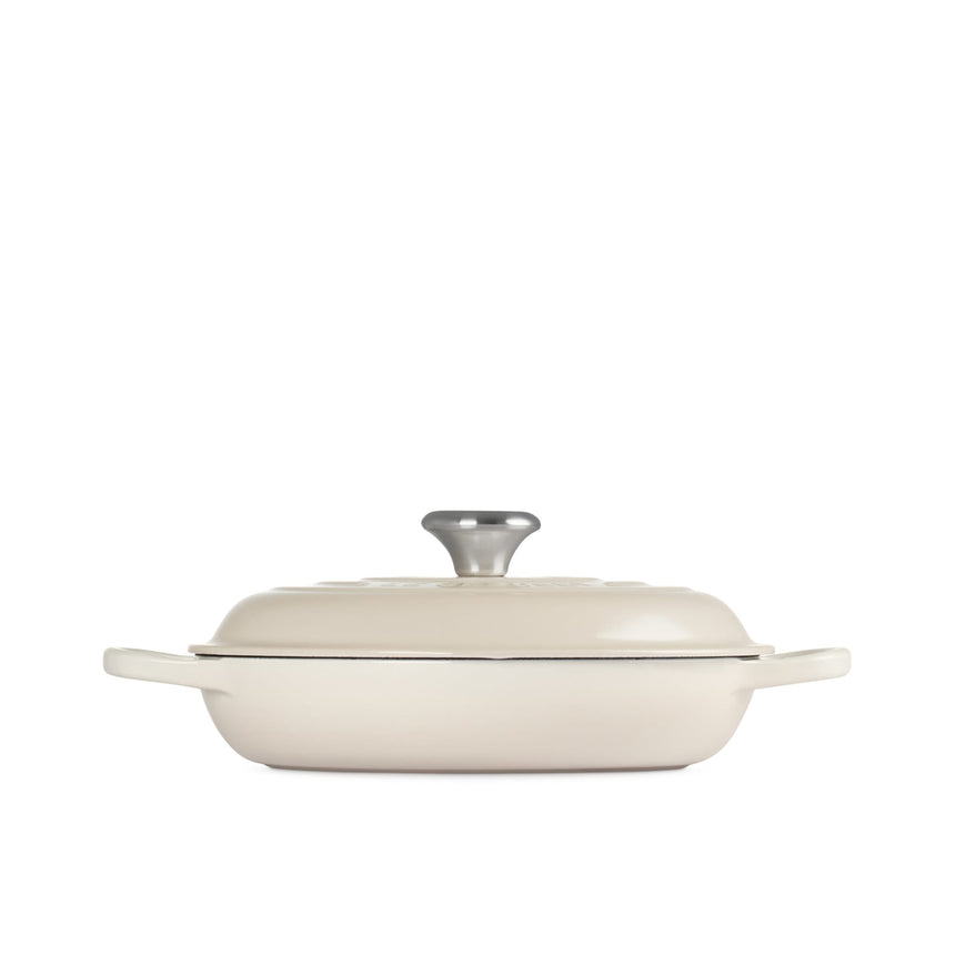 Le Creuset Signature Cast Iron Shallow Casserole Stainless Steel Knob 26cm Meringue - Image 06