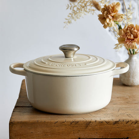 Le Creuset Signature Cast Iron Round Casserole 26cm Meringue - Image 02