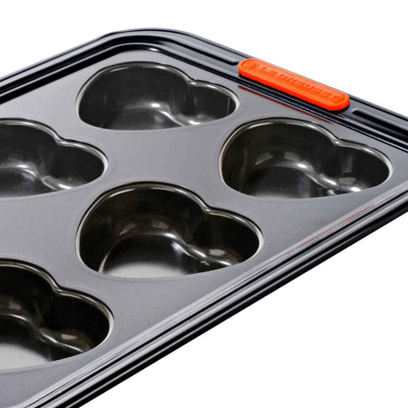 Le Creuset Toughened Non Stick 6 Cup Heart Shaped Muffin Pan - Image 02