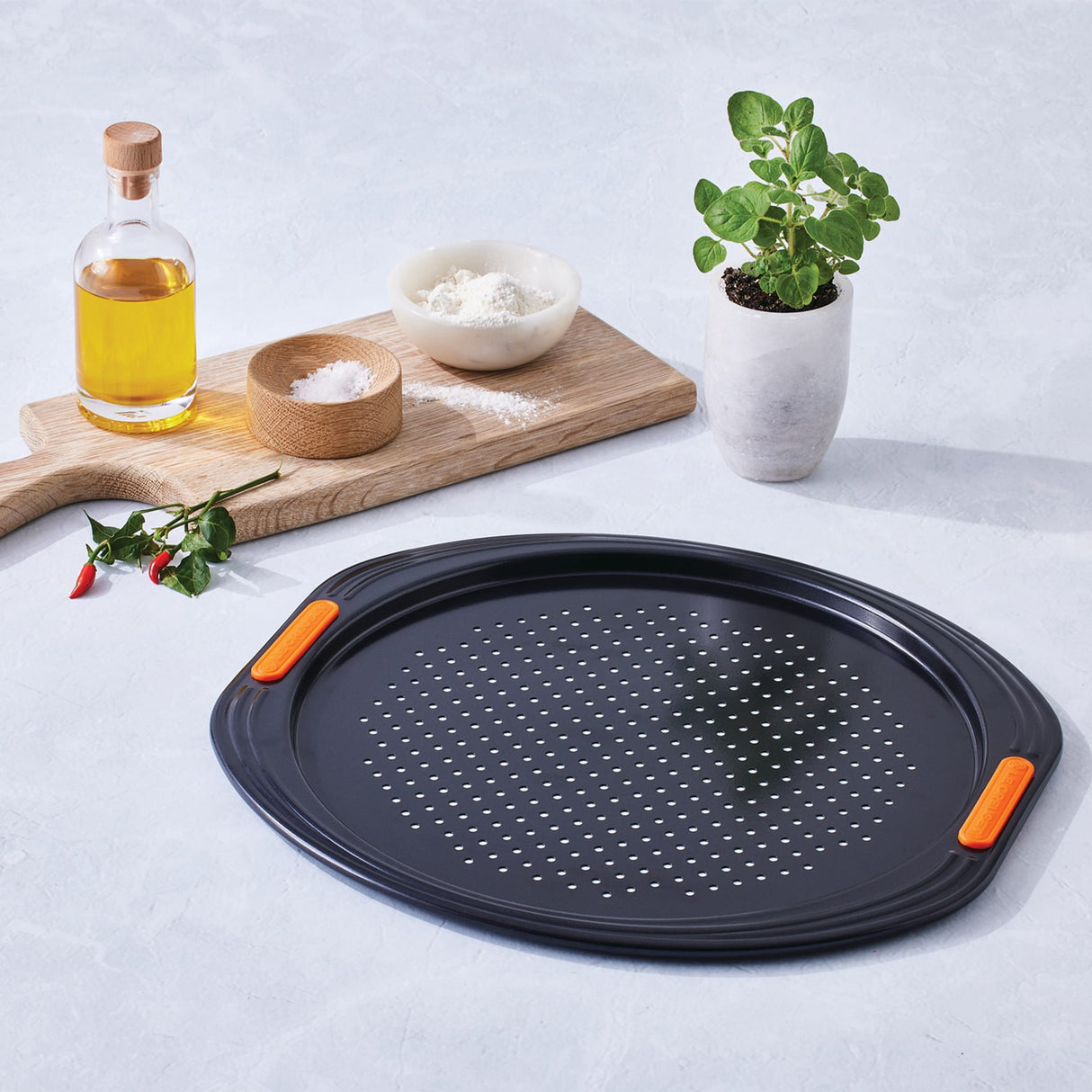 Le Creuset Toughened Non-Stick Pizza Tray 33cm - Image 05