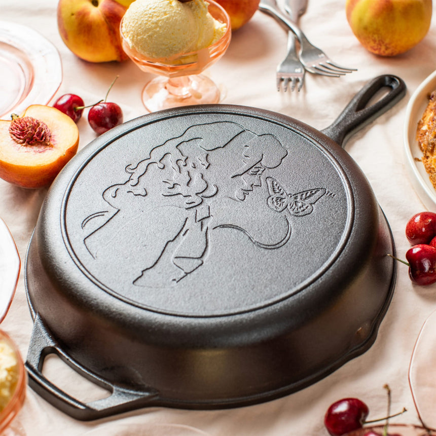 Lodge Dolly Parton Cast Iron Skillet 26cm - Image 03