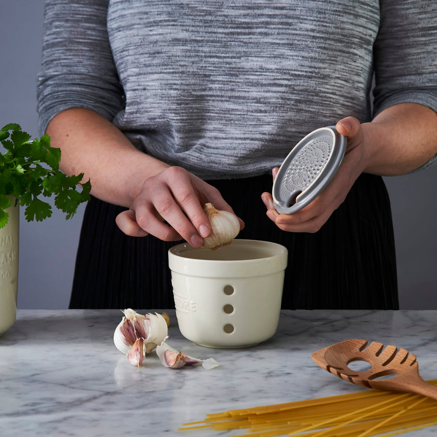 Mason Cash Innovative Kitchen Garlic Store & Grater - Image 03