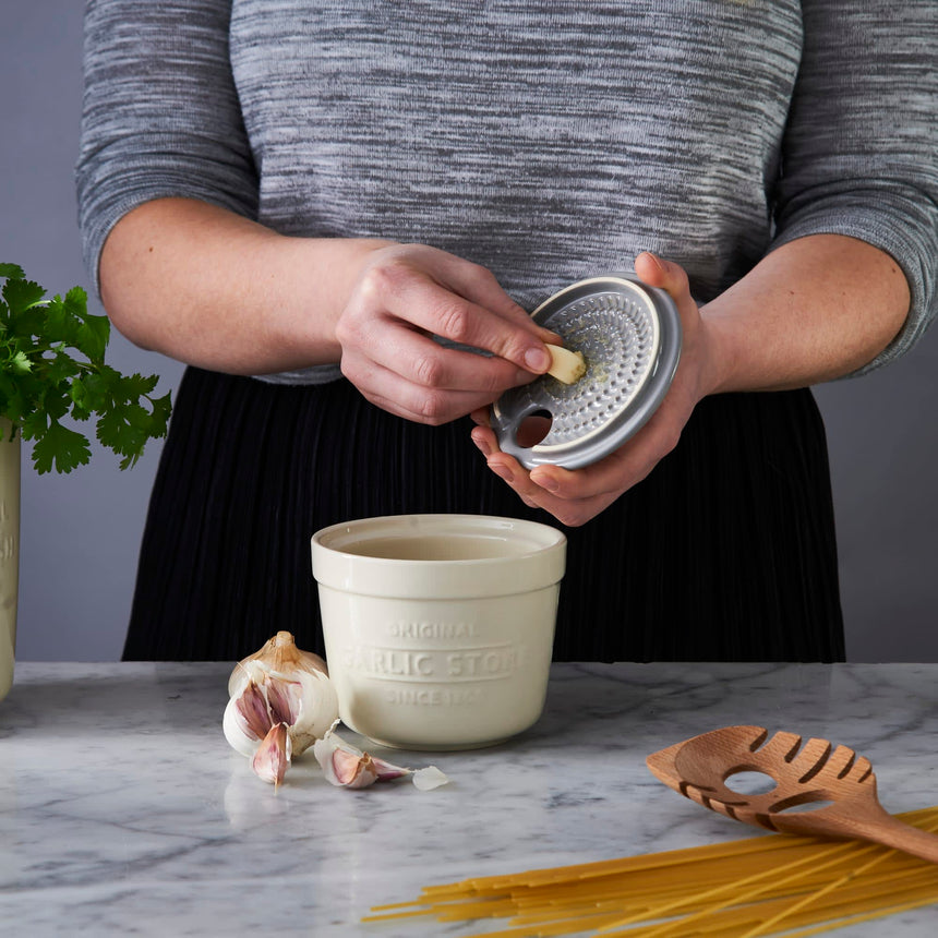 Mason Cash Innovative Kitchen Garlic Store & Grater - Image 05