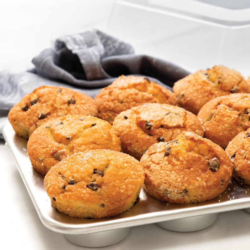 Nordic Ware Naturals 12 Cup Muffin Pan with High-Domed Lid 34x25cm - Image 03