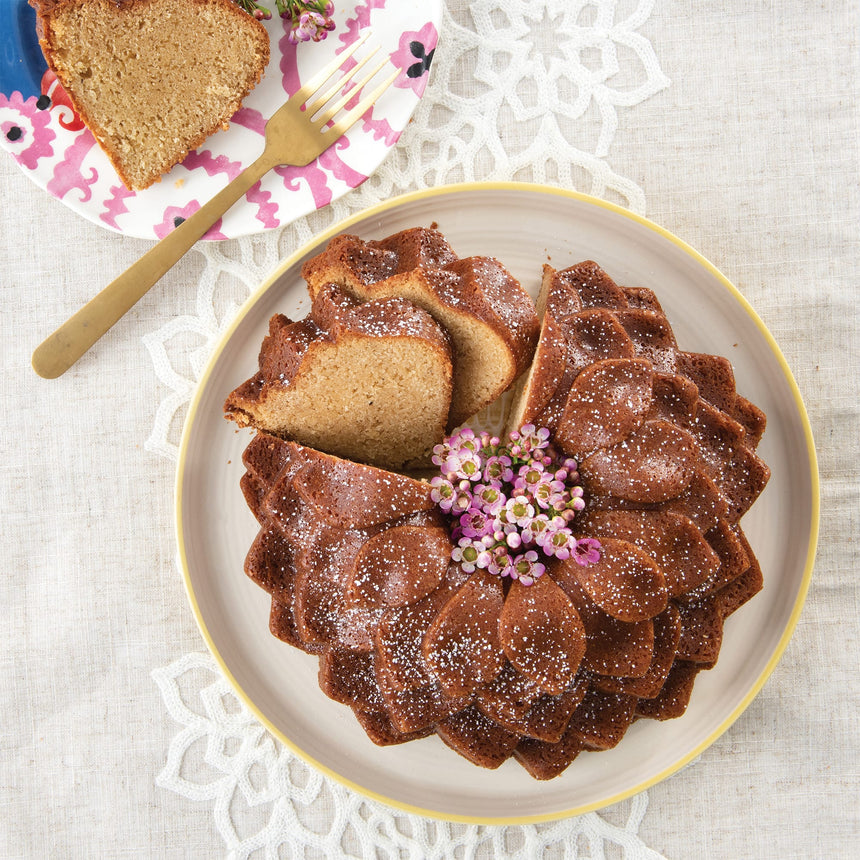 Nordic Ware Toffee Blossom Bundt Pan 26.5x9.5cm - Image 04