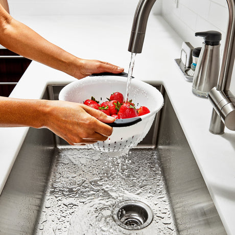 OXO Good Grips Colander 2.8 litre - Image 02