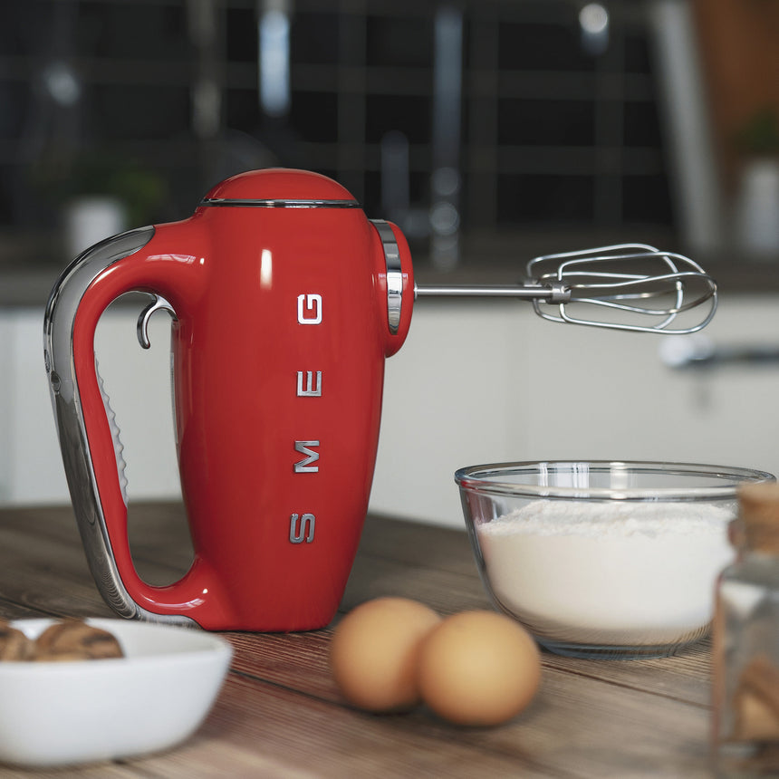 Smeg 50's Retro Style HMF01 Digital Hand Mixer in Red - Image 04