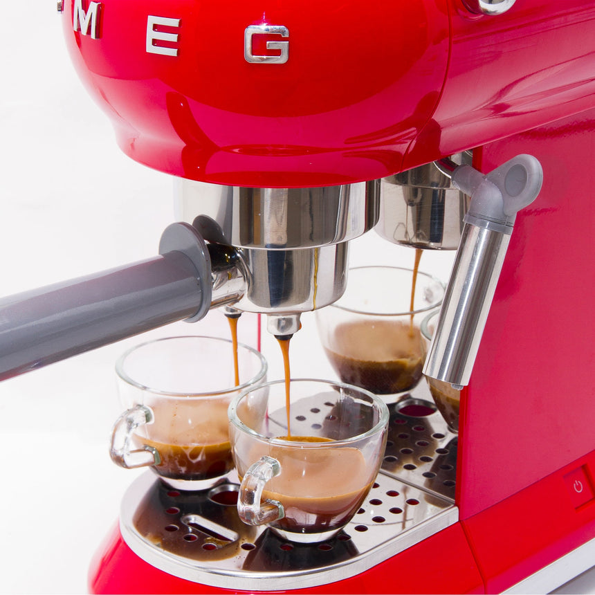 Smeg 50's Retro Style ECF01 Espresso Coffee Machine in Red - Image 04