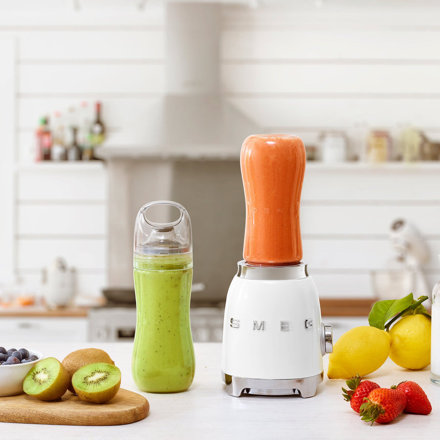 Smeg 50's Retro Style PBF01 Mini Blender in White - Image 03