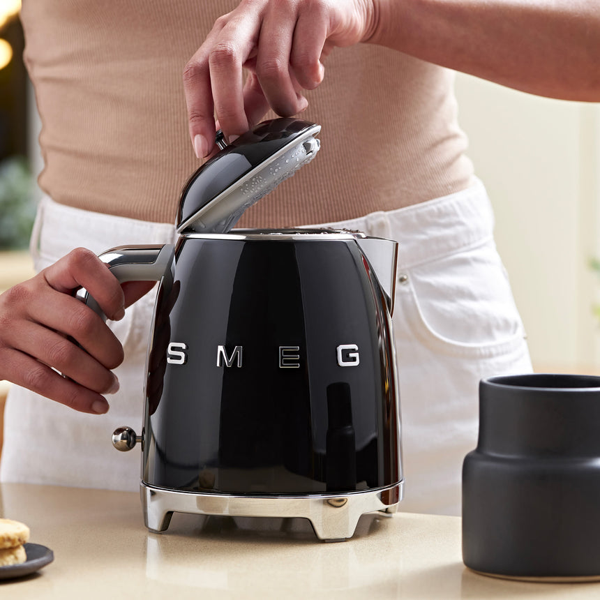 Smeg 50's Retro Style KLF05 Mini Kettle 800ml in Black - Image 02