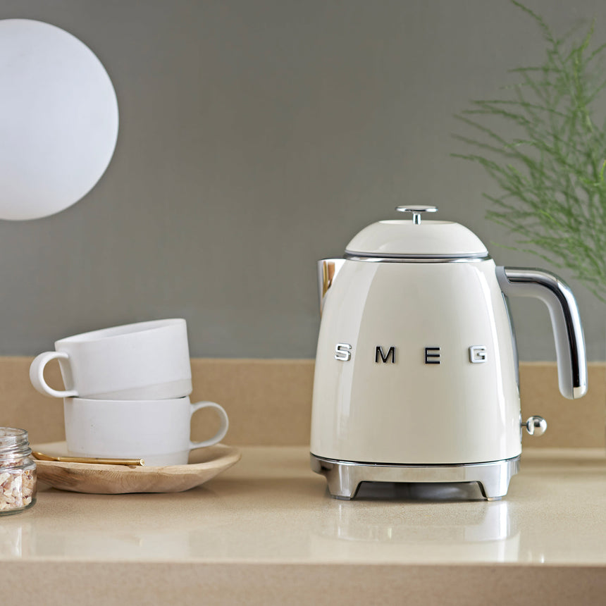 Smeg 50's Retro Style KLF05 Mini Kettle 800ml Cream - Image 02