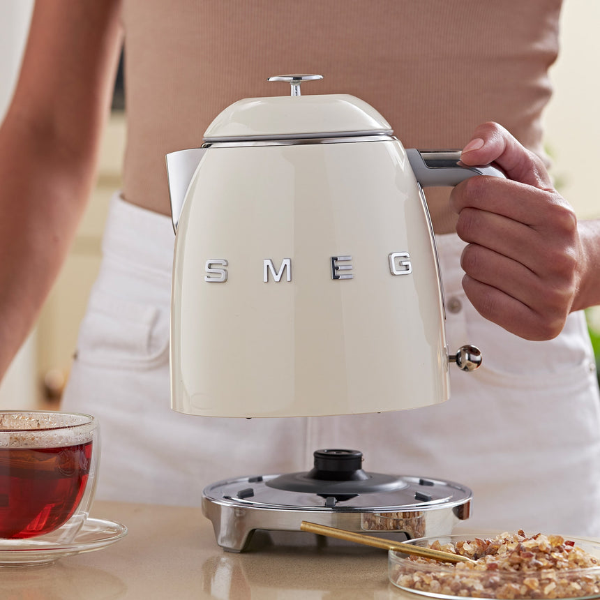 Smeg 50's Retro Style KLF05 Mini Kettle 800ml Cream - Image 04