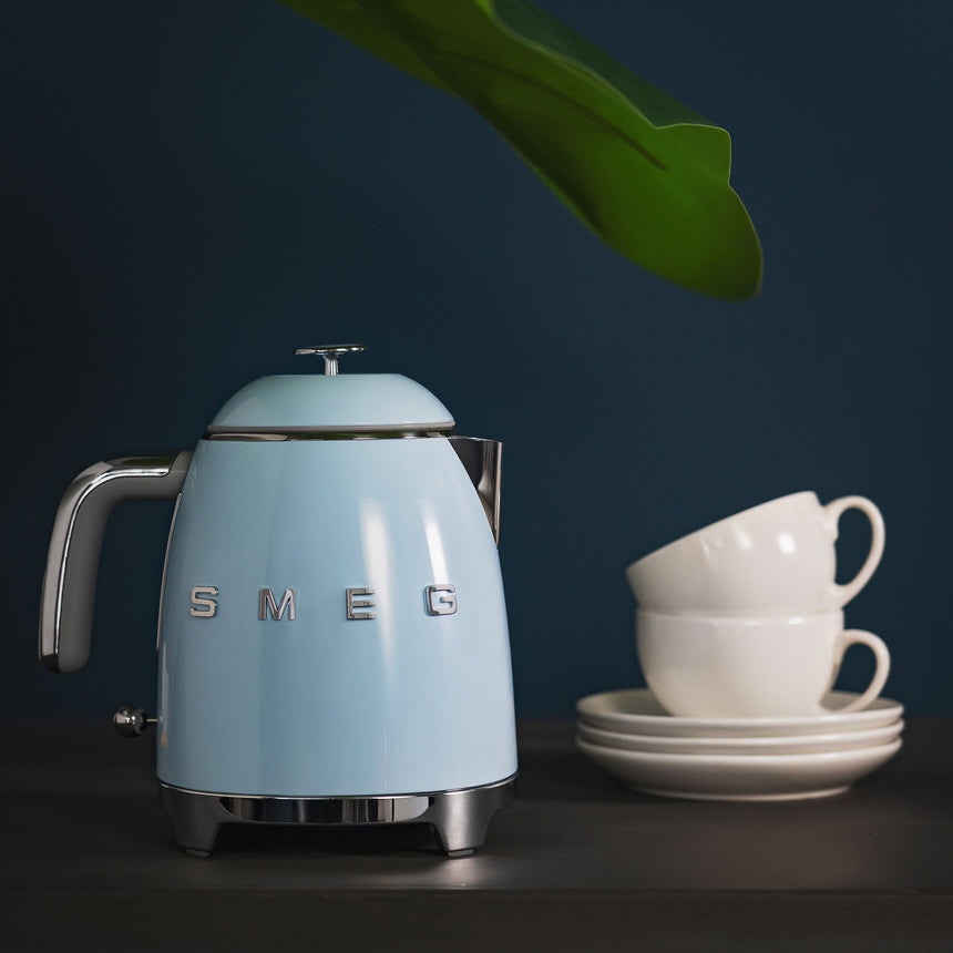 Smeg 50's Retro Style KLF05 Mini Kettle 800ml in Pastel in Blue - Image 03