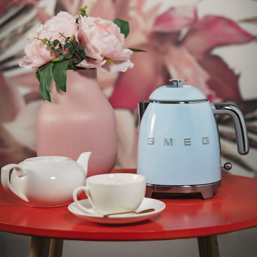 Smeg 50's Retro Style KLF05 Mini Kettle 800ml in Pastel in Blue - Image 06