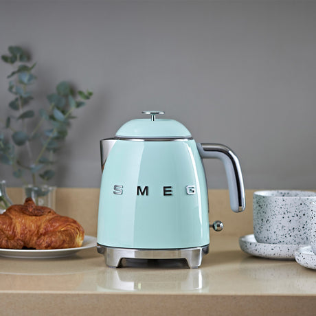 Smeg 50's Retro Style KLF05 Mini Kettle 800ml in Pastel Green - Image 02