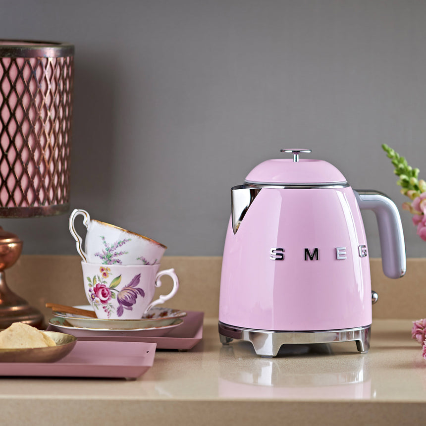 Smeg 50's Retro Style KLF05 Mini Kettle 800ml in Pastel in Pink - Image 03