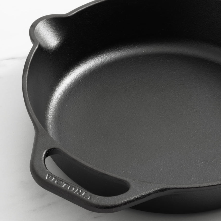 Victoria Seasoned Cast Iron Skillet 25cm - Image 02