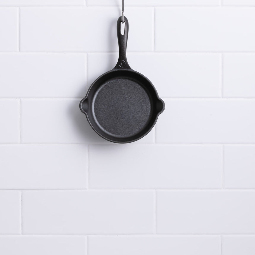 Victoria Seasoned Cast Iron Skillet 16cm - Image 04